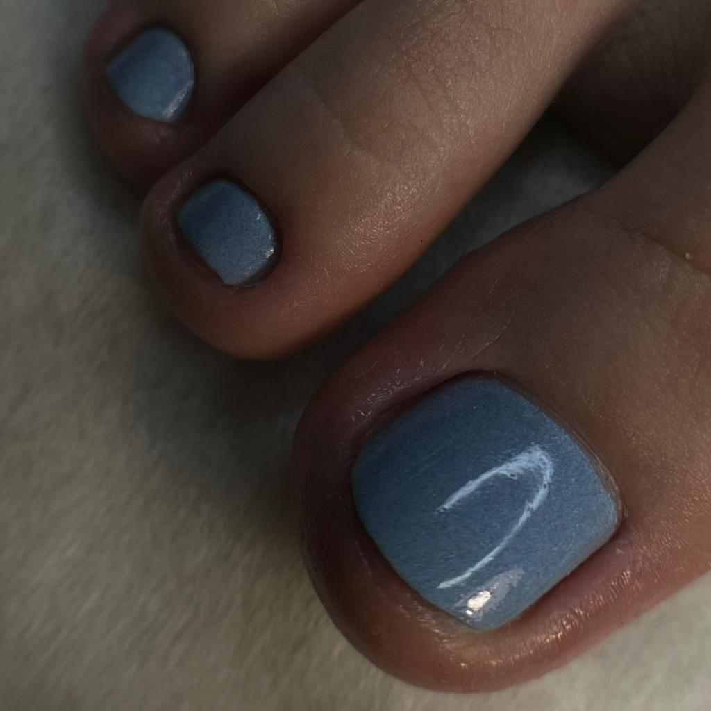 Покрытие лаком.      Услуга не доступна в самостоятельном формате, только с маникюром или педикюром.