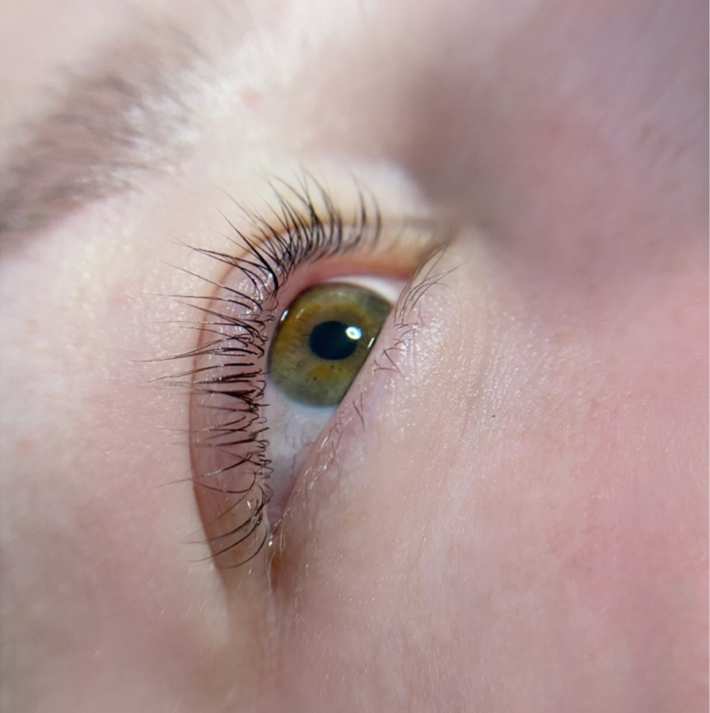 Снятие наращенных ресниц+ ламинирование ресниц