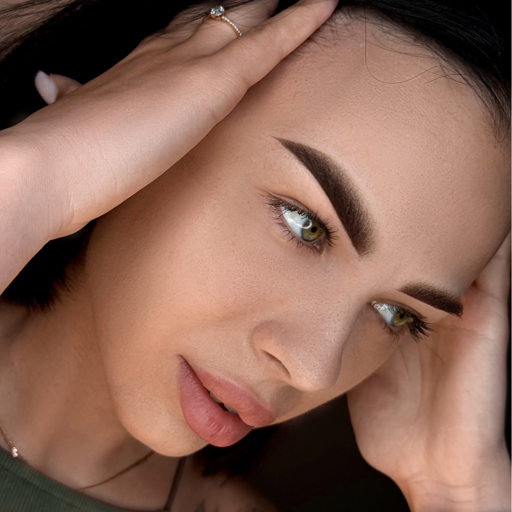 Техника «Пудровое напыление» перманентный макияж бровей