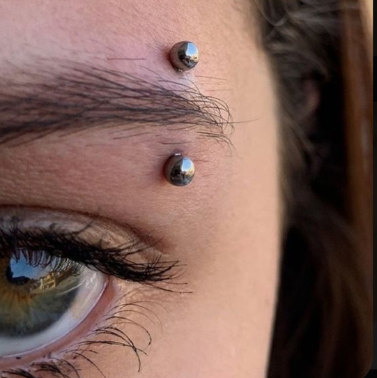 Пирсинг брови