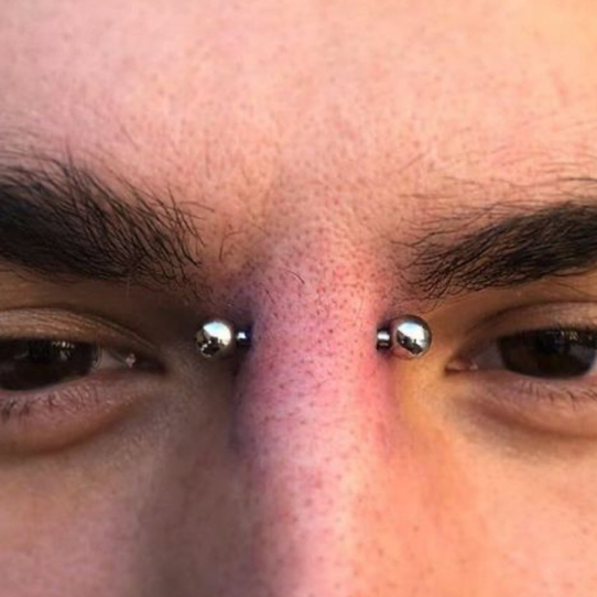 Пирсинг переносицы "Бридж"