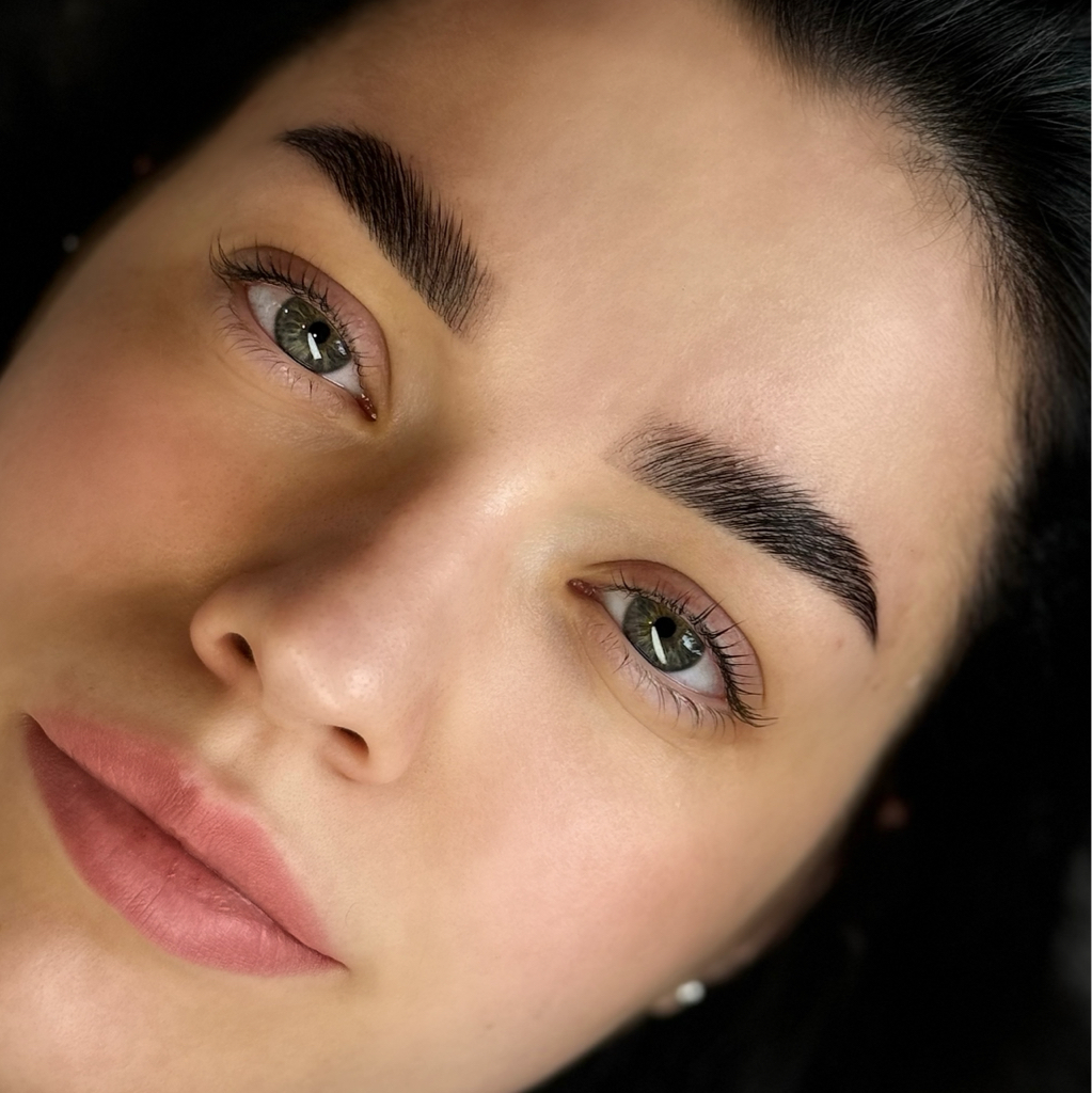 Ламинирование верхних ресниц(с окрашиванием и уходом) + ламинирование бровей (с коррекцией и окрашиванием)