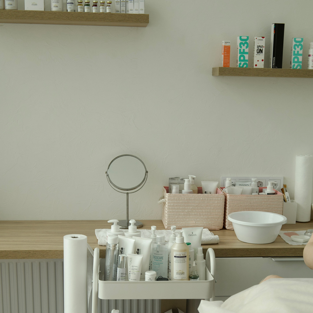 Консультация(бесплатная, входит в сеанс) + процедура по совету косметолога