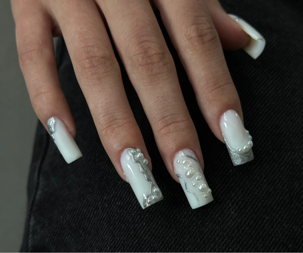 Маникюр с укреплением  Входит : •снятие покрытия  •чистейший маникюр  •ремонт до 2-х ногтей  •укрепление гелем  •покрытие цветом