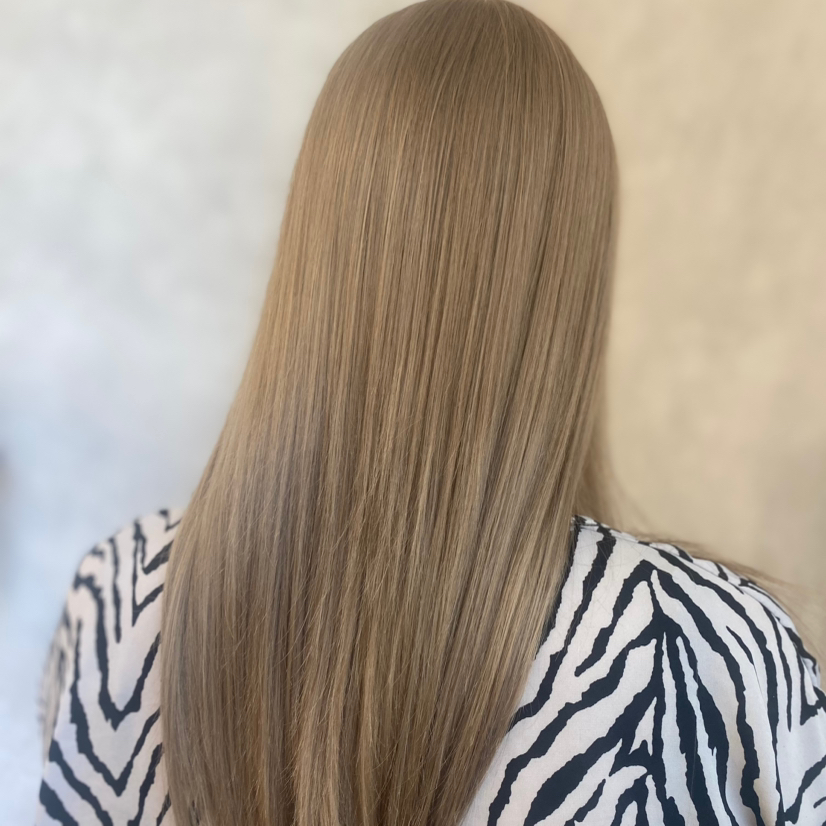 ОКРАШИВАНИЕ ВОЛОС В ОДИН ТОН    
Короткие волосы 3000-3500 Волосы до плеч  3500-4500 Ниже плеч  от 4500 (в зависимости от расхода материала )