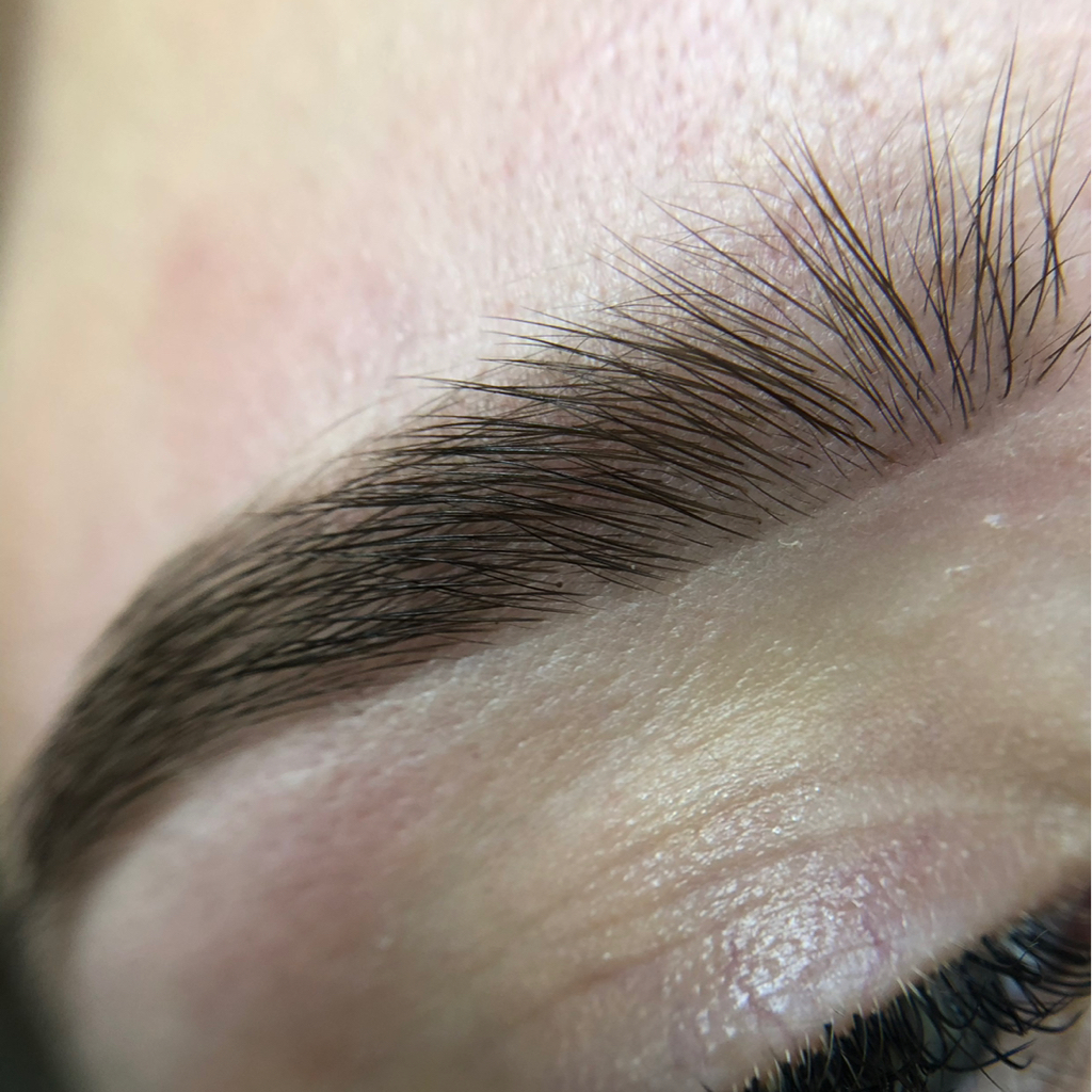 Коррекция бровей