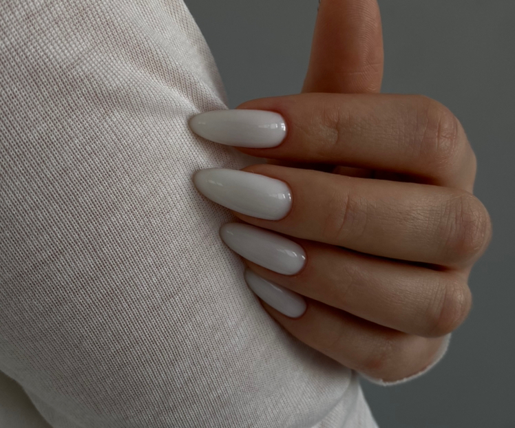 Маникюр, однотонное покрытие с укреплением