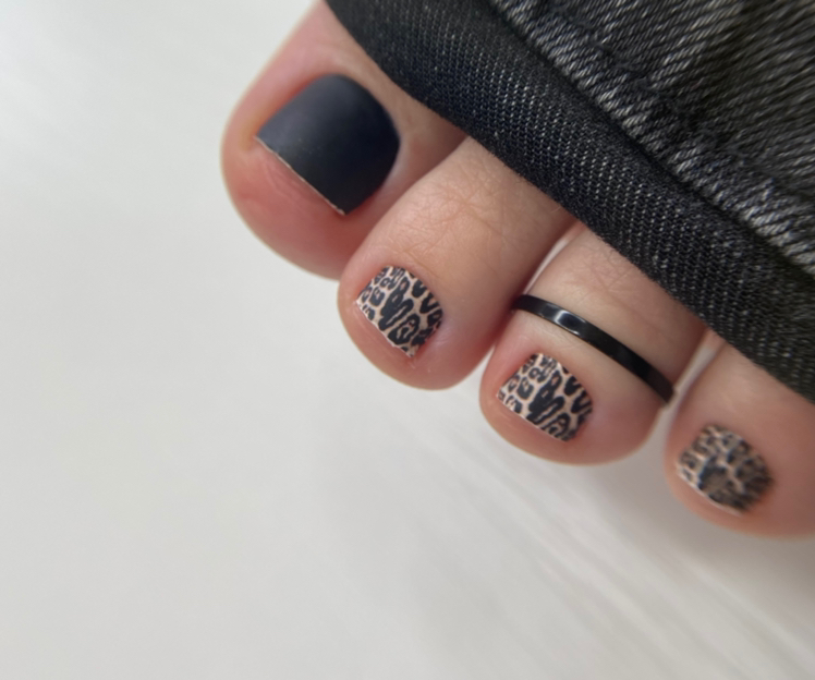 Педикюр с обработкой пальчиков и покрытием