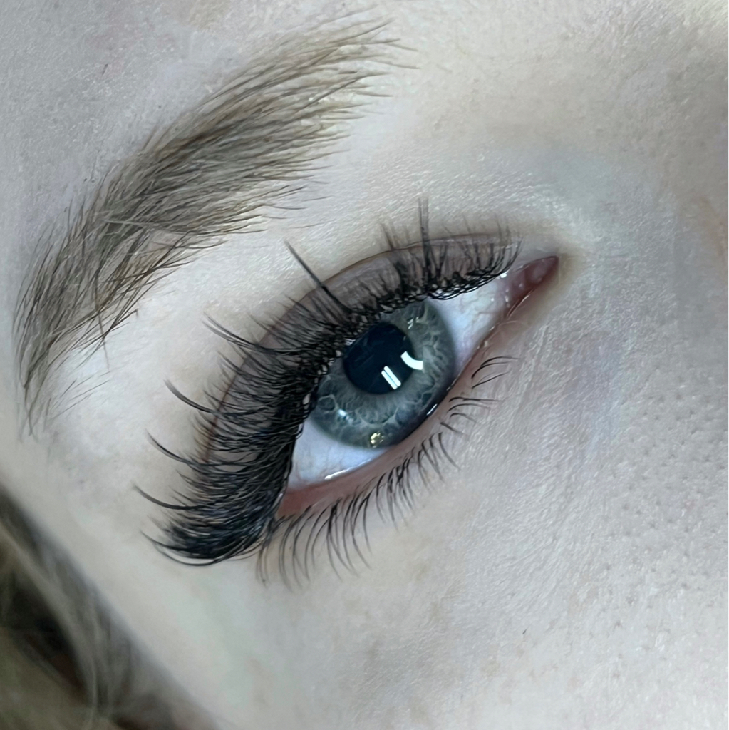 Наращение нижних ресниц