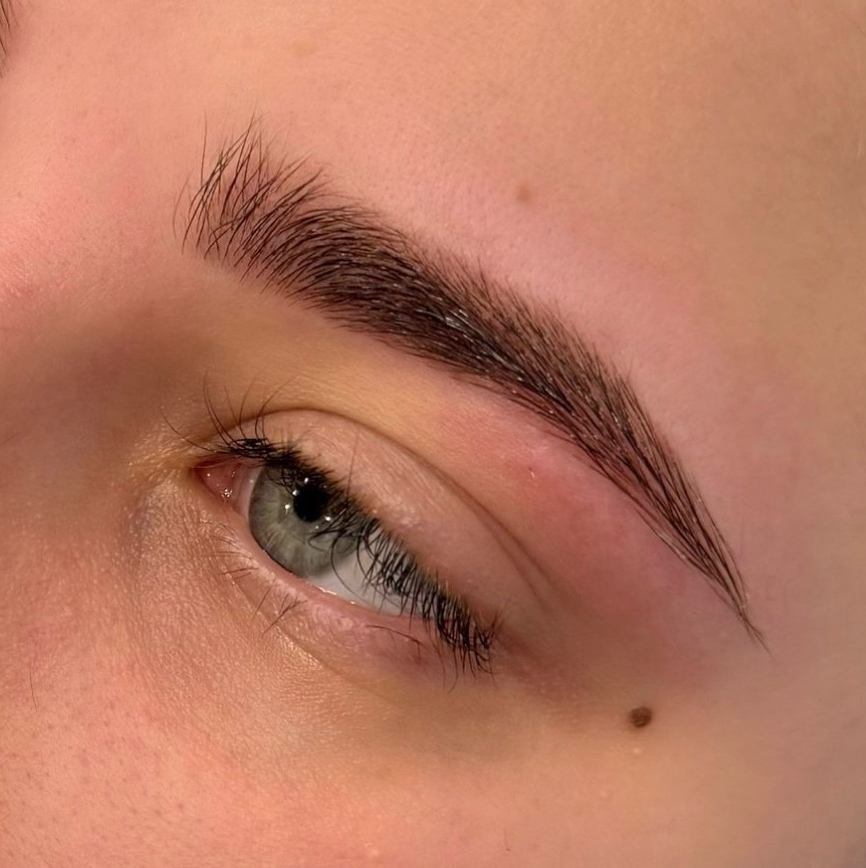 Коррекция бровей