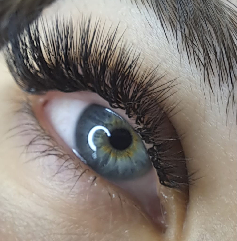 Наращивание ресниц 3D объема