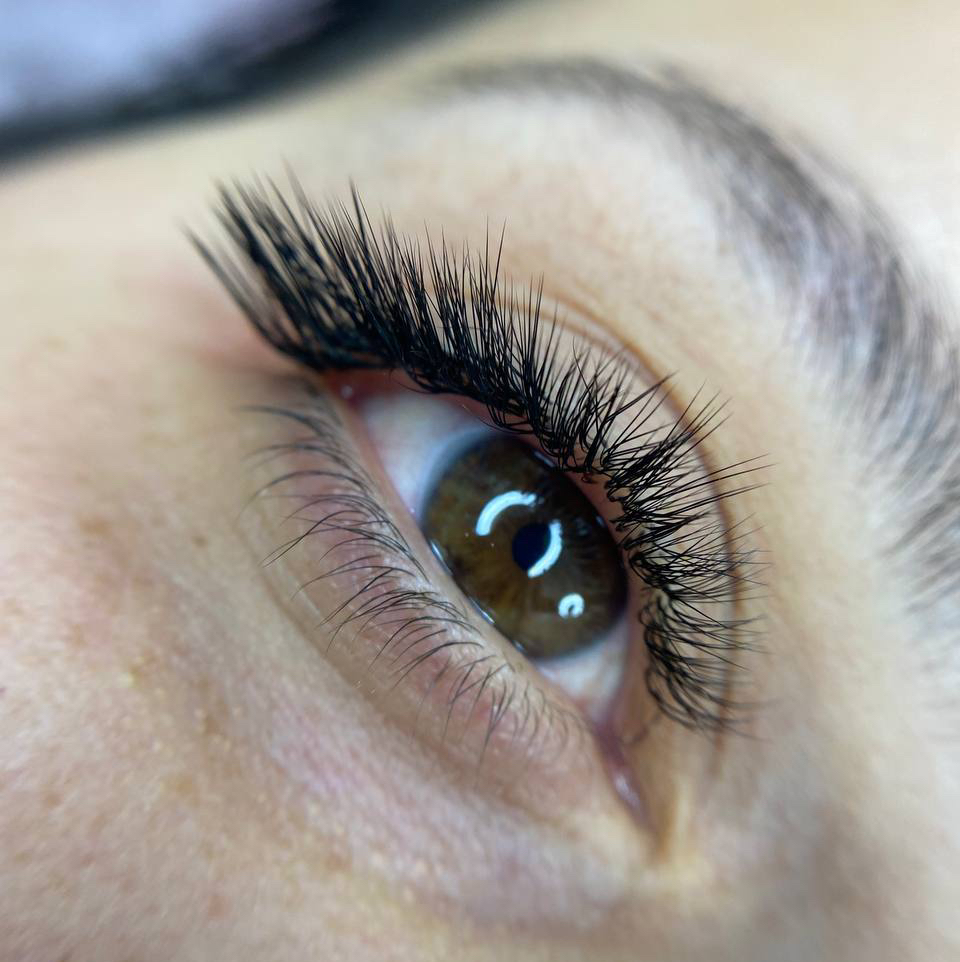 Наращивание ресниц 2D объема