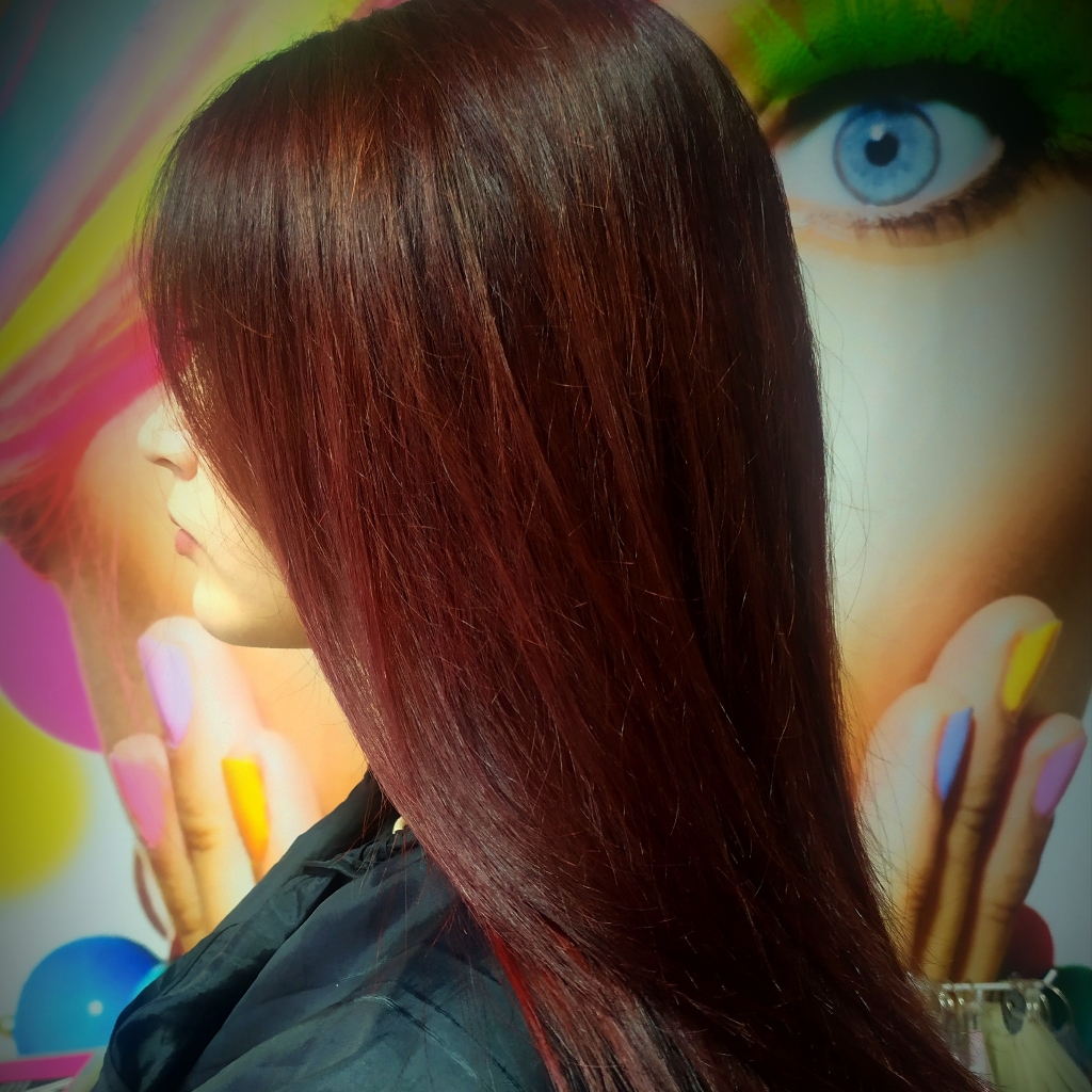 Простое окрашивание 1 тон Средняя длина от плеч до лопаток.