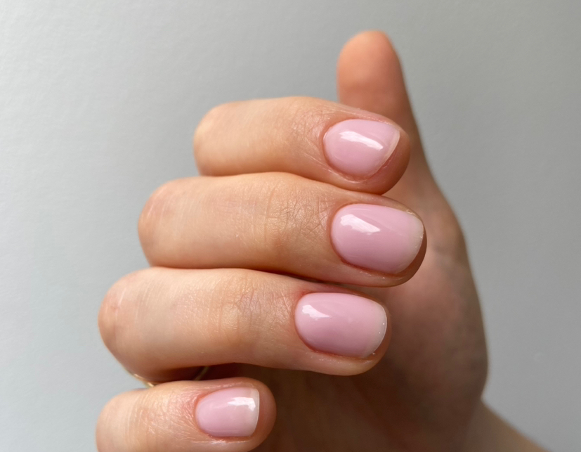 Маникюр с камуфляжным покрытием, длина «в ноль»