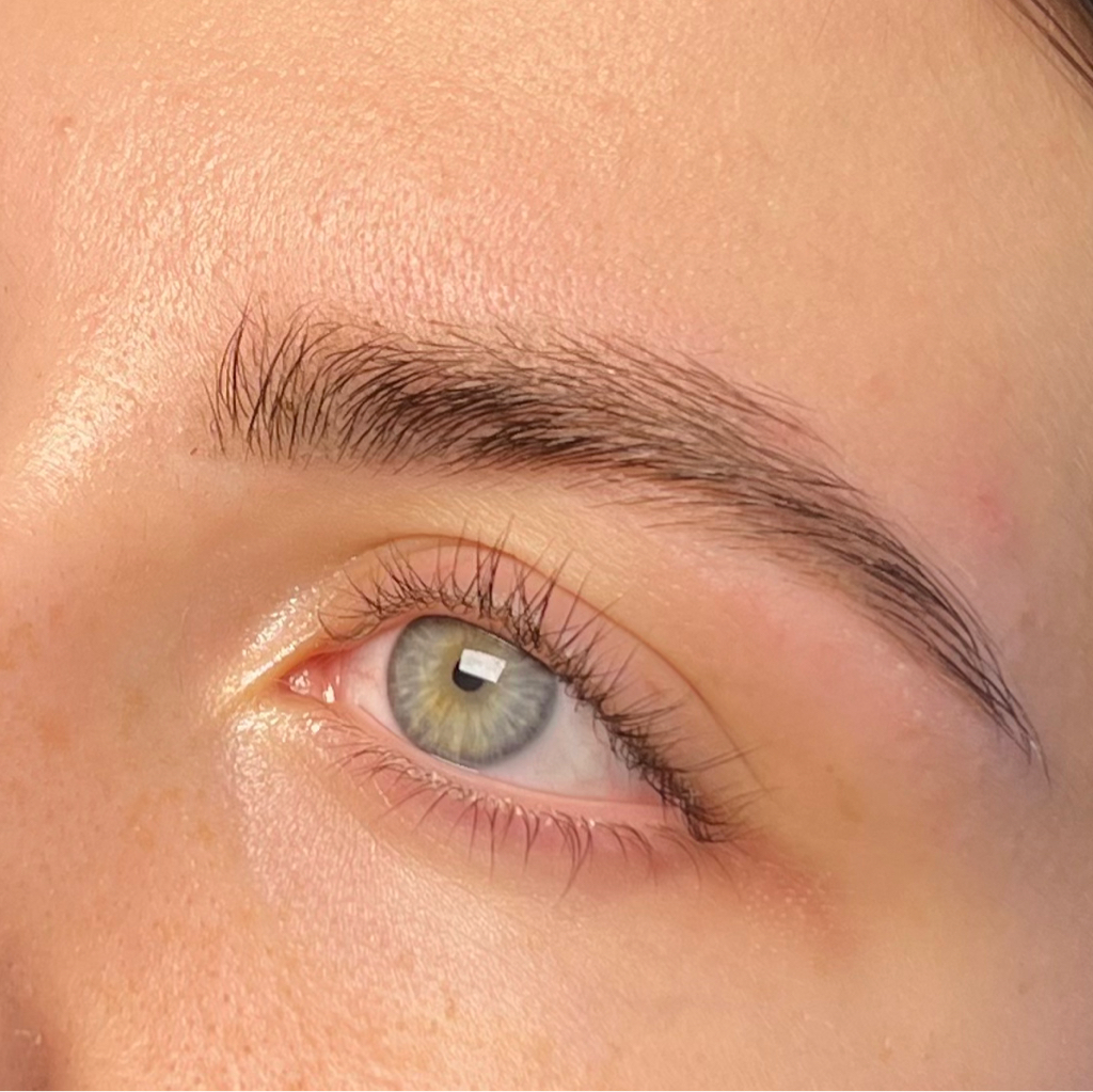 Коррекция бровей  (воск/пинцет + структурная коррекция) + уход