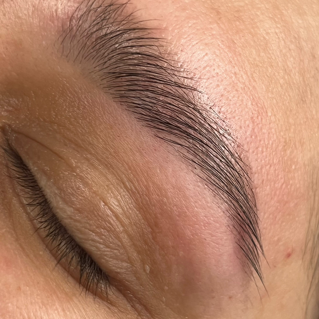 Оформление бровей краской