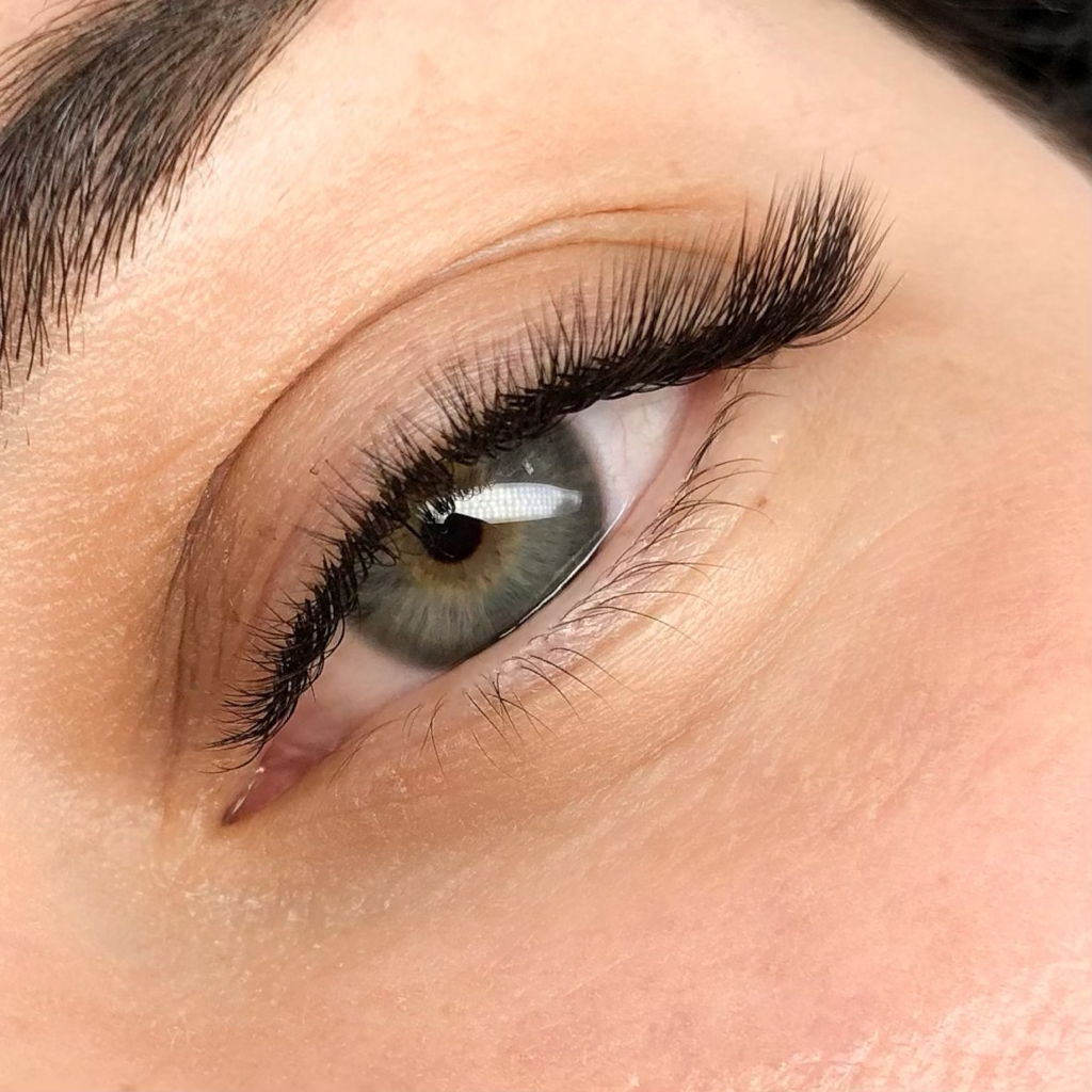 Наращивание ресниц (двойной объем)