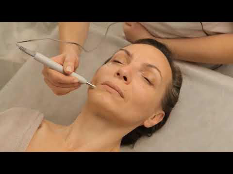 Mesotherapeutische Gesicht Massage (mikroelektrische Stromimpulse am Gesicht) - Массаж лица мезотерапия (процедура микротоковой терапии по лицу)