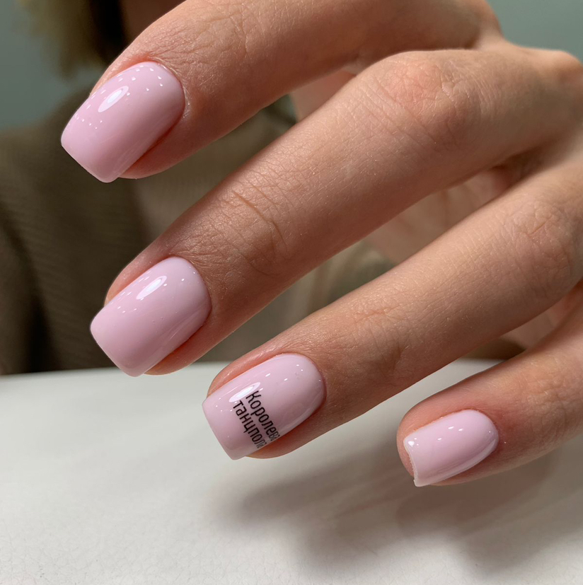 Маникюр с покрытием и легким дизайном