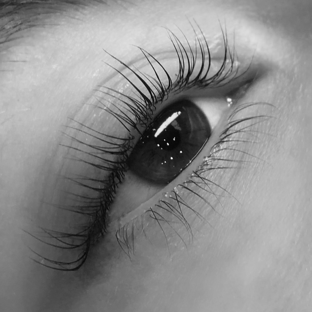 Ламинирование ресниц (окрашивание и уход входит в процедуру)