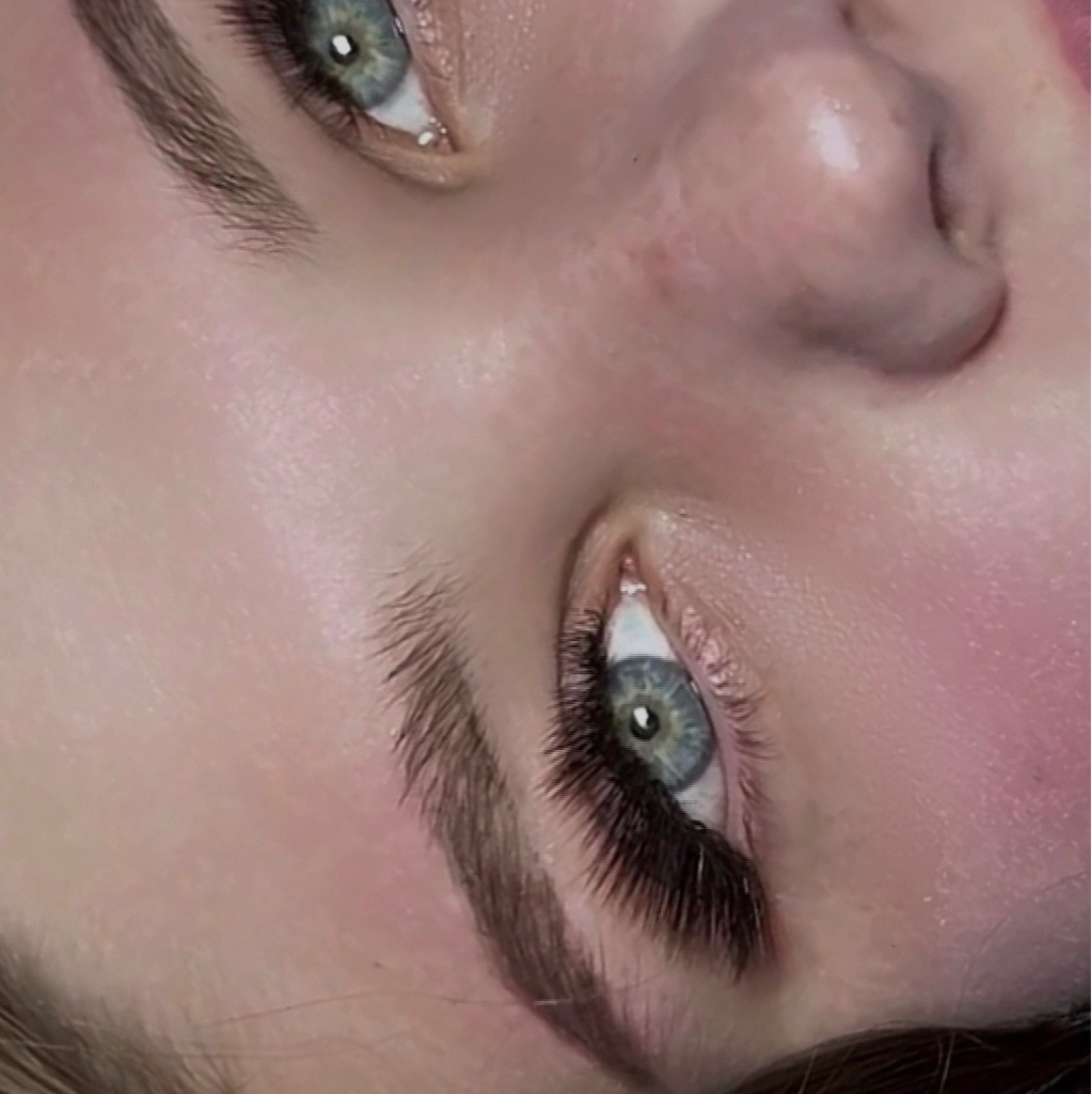 Наращивание ресниц 2,5-3D