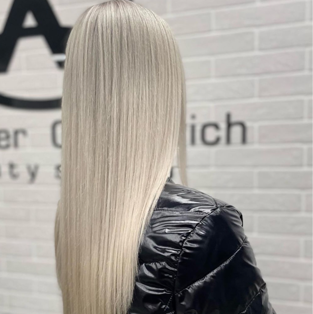 **Total Blond** — безупречный блонд без жёлтых оттенков.  ( 1-1,5 см корень)