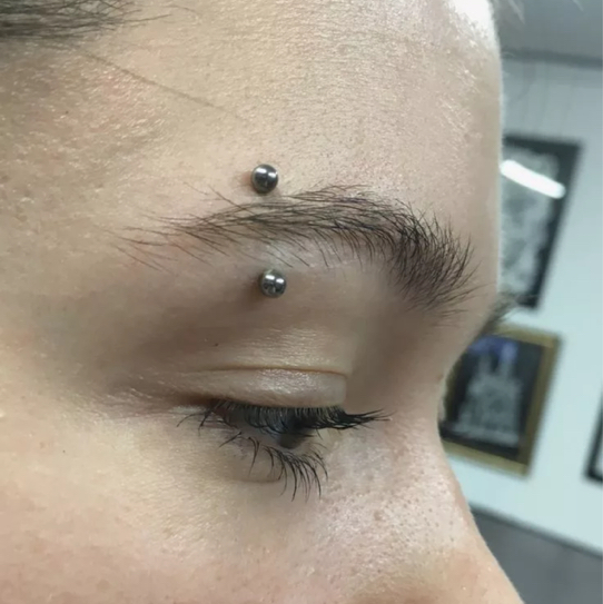 Пирсинг брови