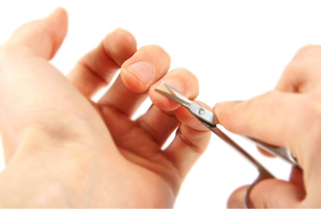 Стрижка ногтей на руках