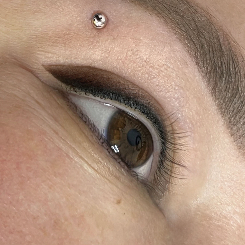 Межресничный татуаж глаз