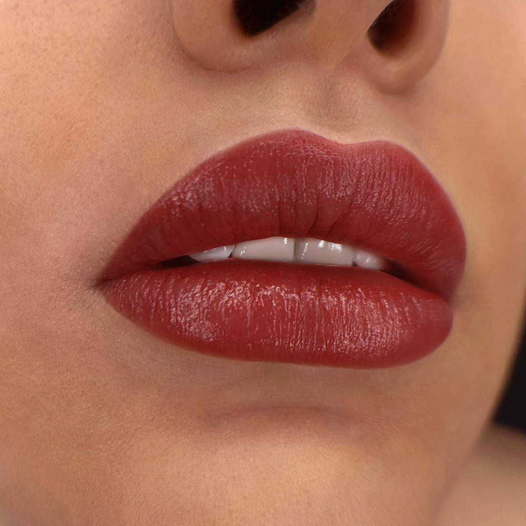 Коррекция татуажа губ