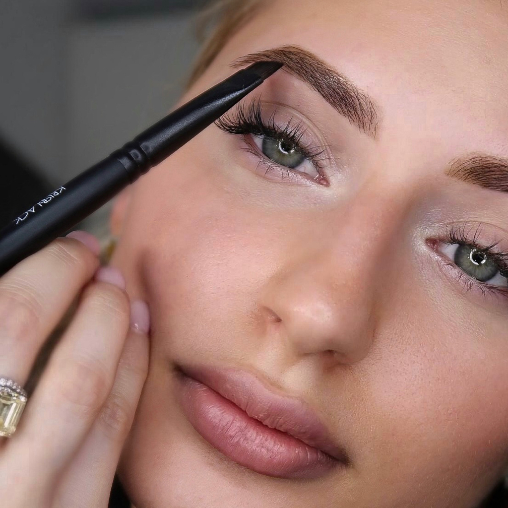 Коррекция бровей (воск+пинцет)