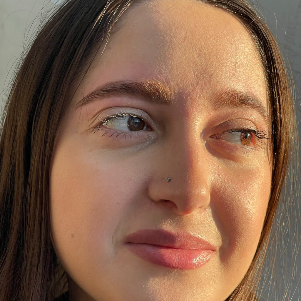 ОСВЕТЛЕНИЕ БРОВЕЙ + ОКРАШИВАНИЕ В ТОН ВОЛОСА