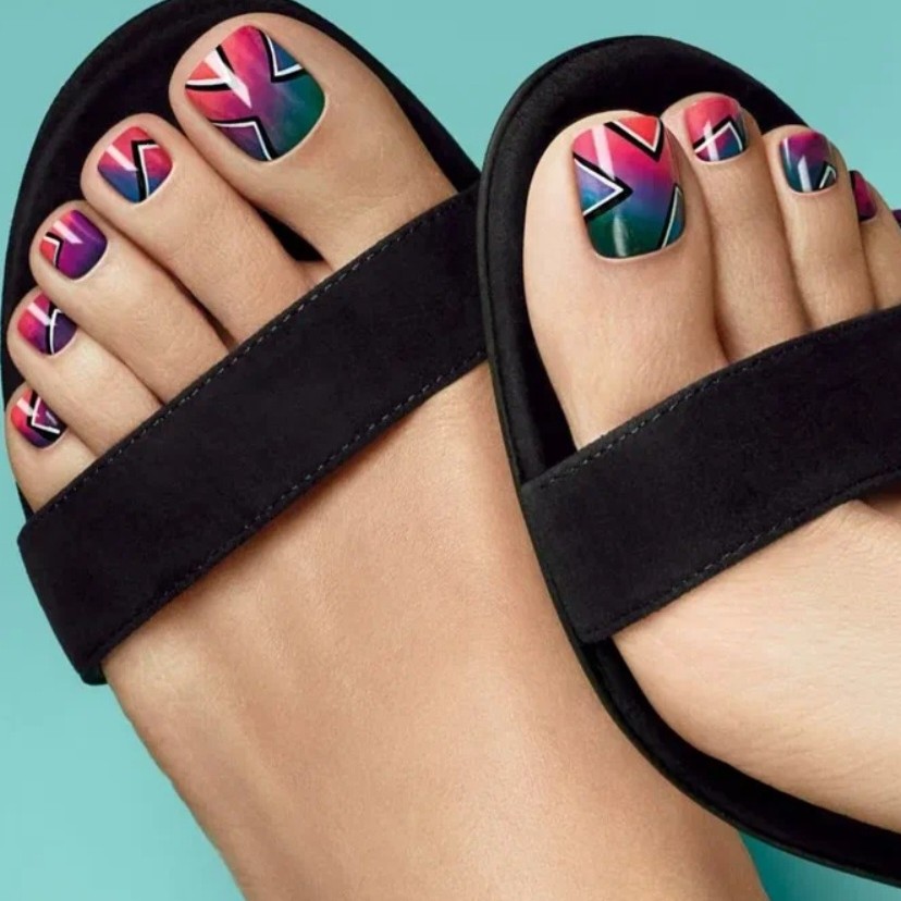 Обработка пальцев ног с покрытием гель лак +дизайн(френч, градиент, наклейки, стразы)