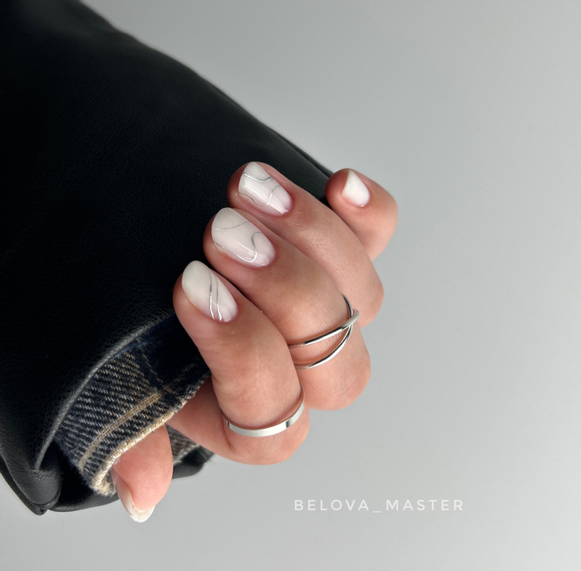 Маникюр с покрытием в один тон на коротких