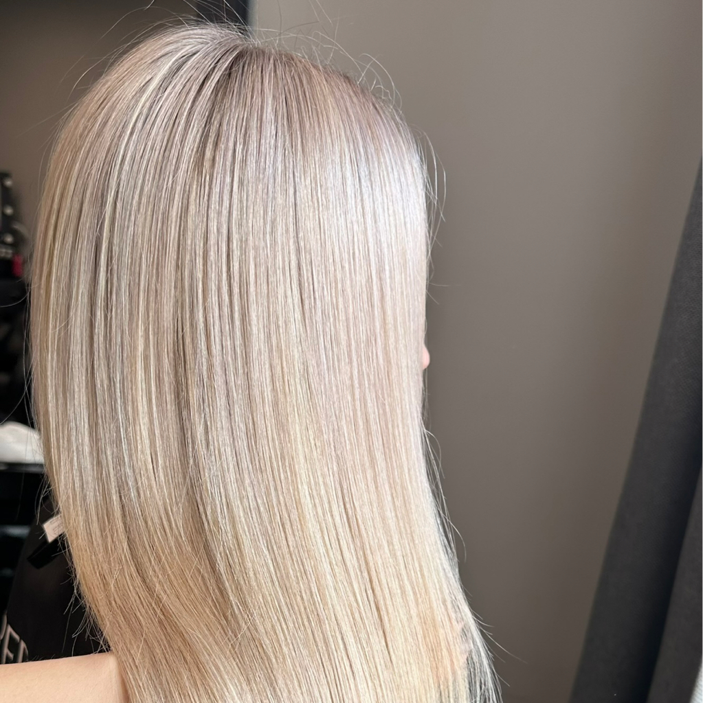 Окрашивание Тотал или супер блонд