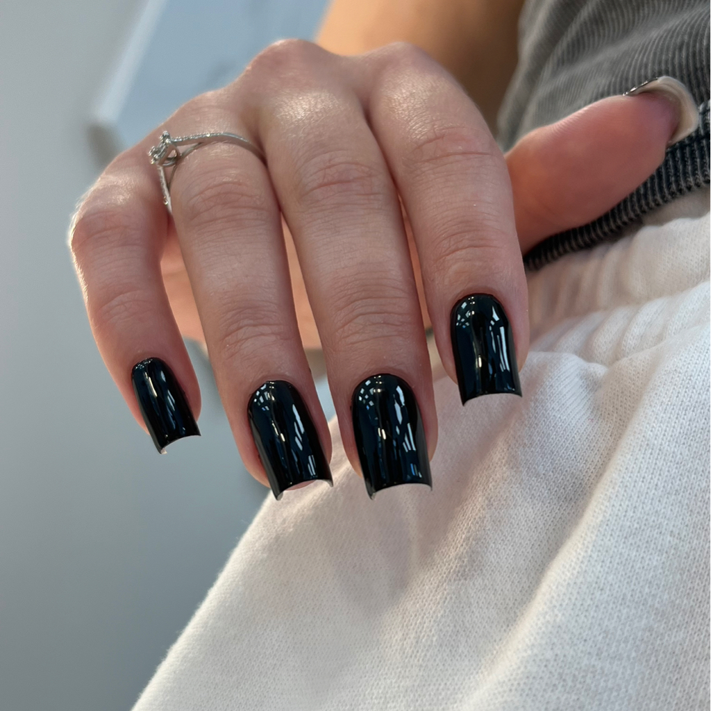 Маникюр с покрытием (укрепление входит в стоимость)