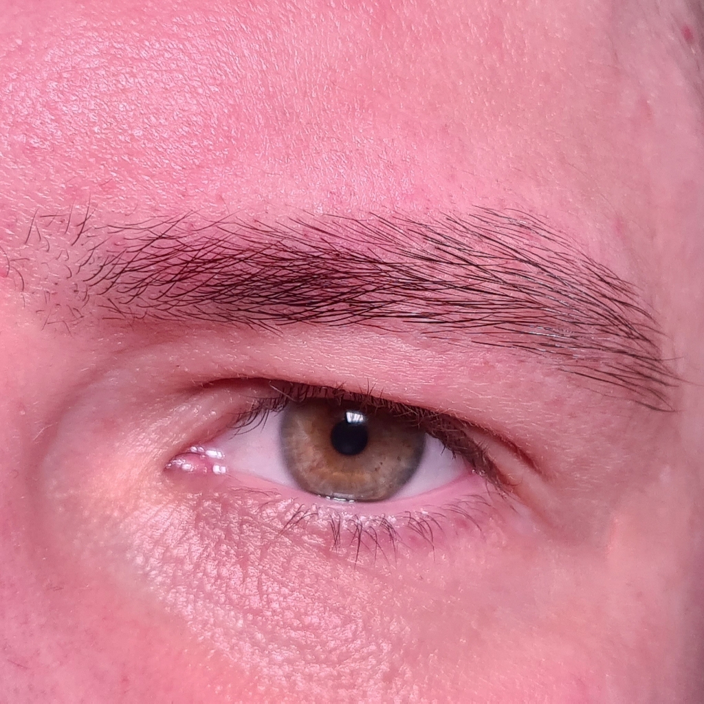 Коррекция бровей