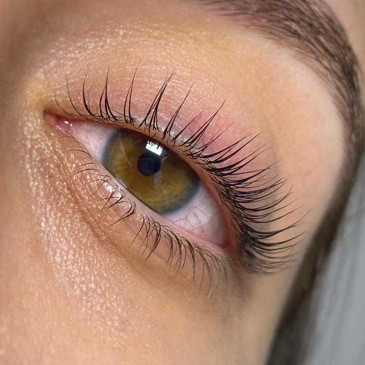 Комплекс 1 (ламинирование ресниц + окрашивание бровей + коррекция бровей)