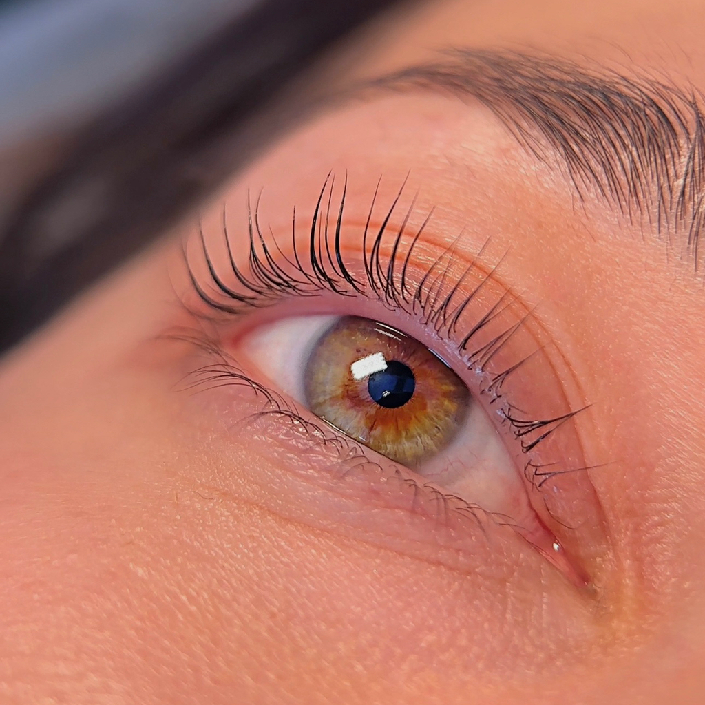 Снятие наращенных ресниц ( только совместно с лами ресниц)