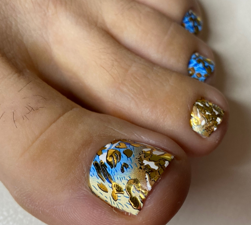 Педикюр и покрытие пленками.