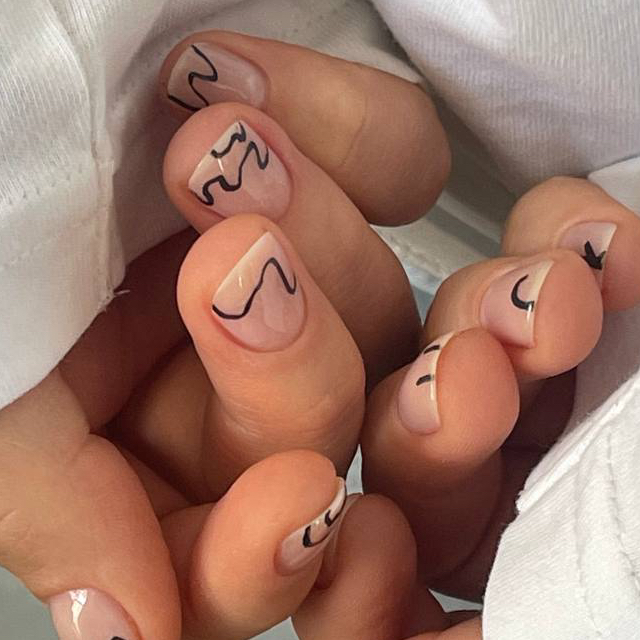 маникюр с покрытием и укреплением  «любой дизайн, кроме френча и объемов, включен в стоимость»