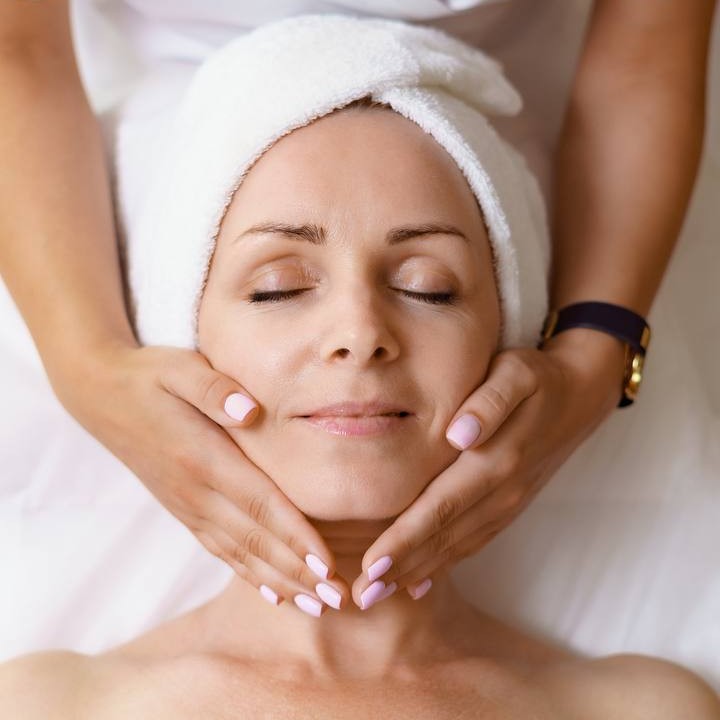 Французский скульптурный массаж лица