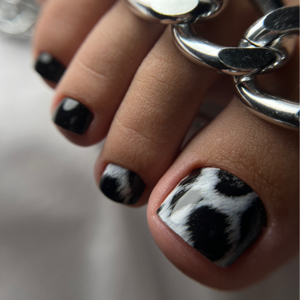 Пленочный дизайн в педикюре