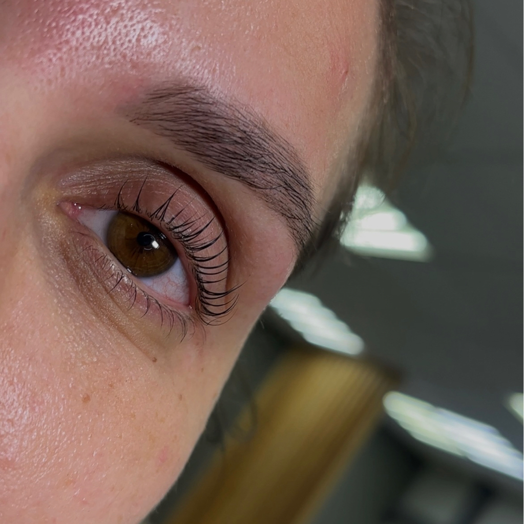 Окрашивание бровей + ламинирование ресниц