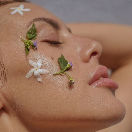 Лицо полностью (кроме ушей и ноздрей) воск (жен.)