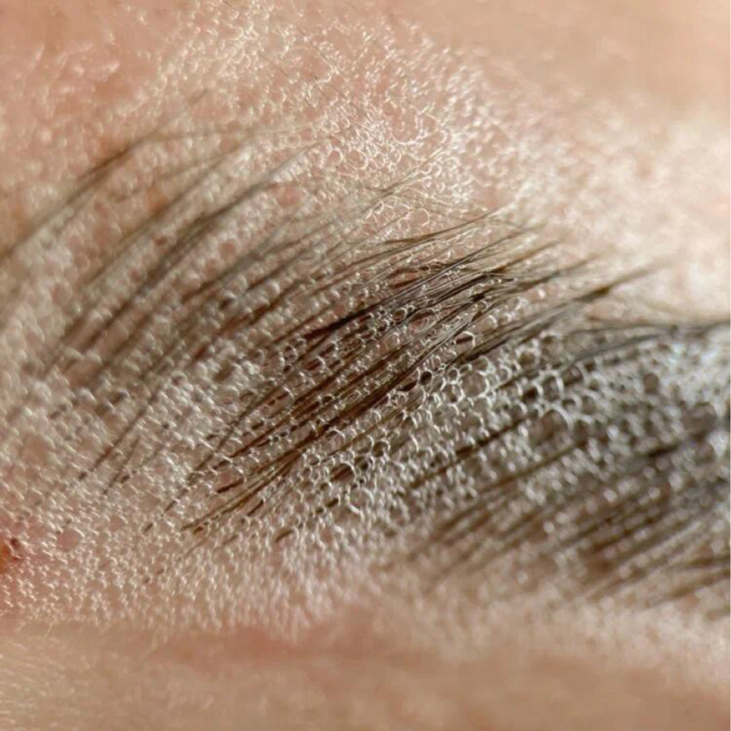 Коррекция бровей