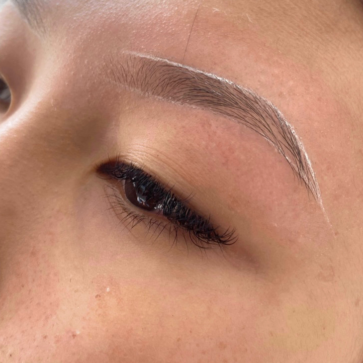 Коррекция бровей