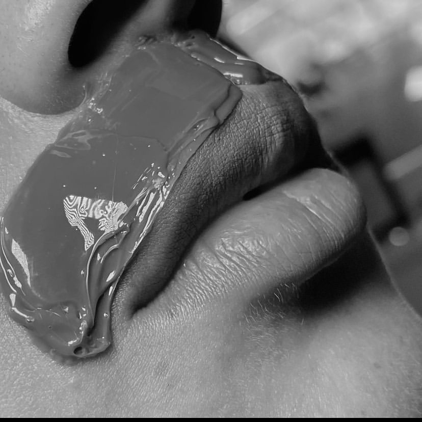 Удаление лишних волос воском