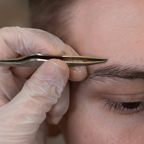 Оформление бровей пинцетом