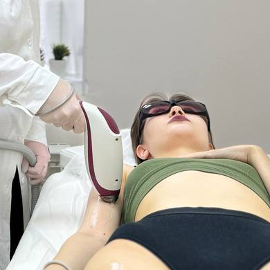 Руки до или выше локтя